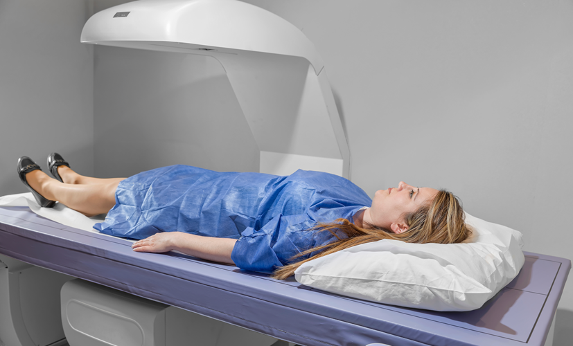 Kobieta podczas badania na osteoporozę - densytometria