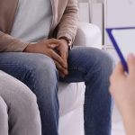 Para podczas wizyty u dermatologa - zmagają się z kłykcinami kończystymi