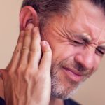 Neuralgia nerwu trójdzielnego objawia się bardzo silnym bólem w obrębie twarzy.