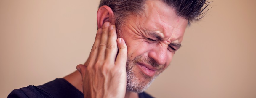 Neuralgia nerwu trójdzielnego objawia się bardzo silnym bólem w obrębie twarzy.