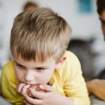 ADHD u dziecka objawia się m.in. nadruchliwością, porywczością i zaburzeniami uwagi.