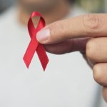 AIDS, zespół nabytego niedoboru odporności, jest ostatnim etapem zakażenia wirusem HIV.