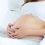 Amniopunkcja to inwazyjne badanie prenatalne.