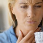 Angina wirusowa przypomina objawami przeziębienie lub grypę.