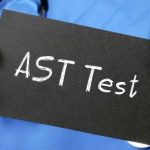 Badanie AST (aminotransferazy asparaginianowej) jest wykonywane głównie w diagnostyce chorób wątroby.