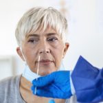 Wykonanie badań w kierunku zakażenia koronawirusem wymaga pobrania od pacjenta wymazu z nosogardzieli.