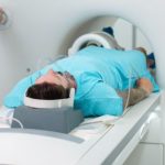 pacjent podczas rezonansu magnetycznego z kontrastem