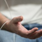 Pacjent podczas wykonywania badania EMG