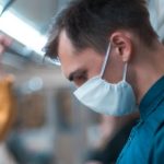 Bezobjawowy przebieg infekcji koronawirusem występuje u znacznej części zakażonych osób.