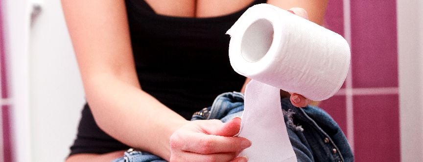 Biegunka, ból brzucha, mdłości – to częste objawy Omikrona. Koronawirus a biegunka