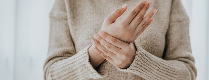 Ból dłoni – przyczyny, diagnostyka i sposoby leczenia