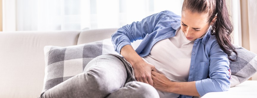 Ból jelit – jakie są najczęstsze przyczyny skurczów, kłucia i bólu w jelitach?