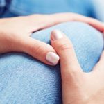 Domowe sposoby na ból stawów to przede wszystkim stosowanie ciepłych lub zimnych okładów.
