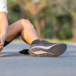 mężczyzna siedzi na drodze, boli go śródstopie