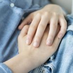 Przyczyną bulgotania w brzuchu może być m.in. głód, spożywanie pokarmów wzdymających, stres, alergia pokarmowa i stosowanie niektórych leków.