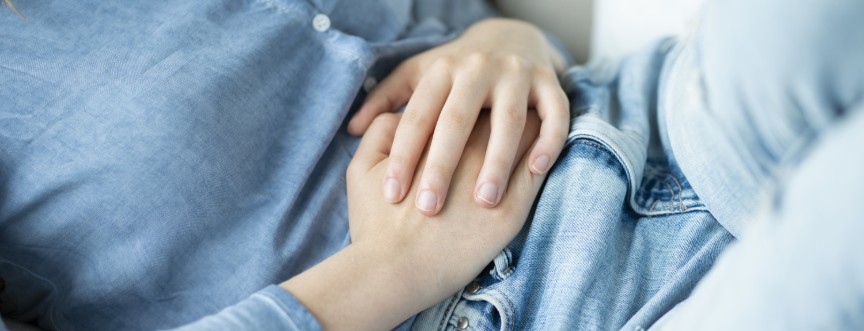 Przyczyną bulgotania w brzuchu może być m.in. głód, spożywanie pokarmów wzdymających, stres, alergia pokarmowa i stosowanie niektórych leków.