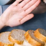 Młoda kobieta odmawia zjedzenia pieczywa. Jest chora na celiakie i eliminuje z diety produkty zawierające gluten.