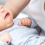 Charczenie u niemowlaka bardzo często wynika ze zwężenia dróg oddechowych dziecka.