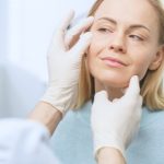 pacjenta w gabinecie dermatologa, specjalisty od chorób skóry