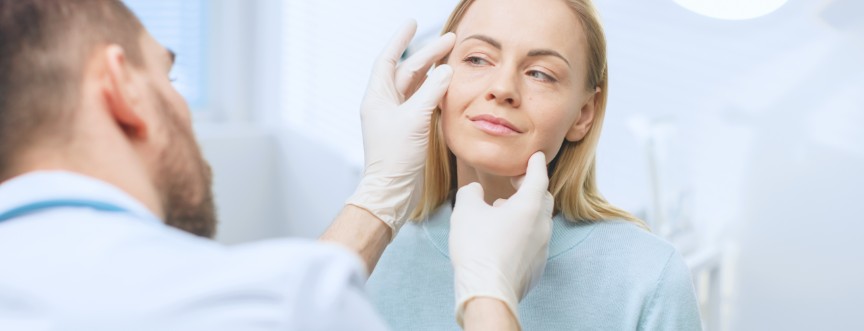pacjenta w gabinecie dermatologa, specjalisty od chorób skóry
