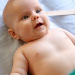 niemowlak z chrypką jest badany przez lekarza