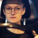 kobieta z kurzą ślepotą prowadzi samochód po zmroku