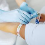 kobieta przygotowuje się do badania profilaktycznego cukrzycy