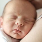 Czkawka u noworodka może być spowodowana zbyt łapczywym jedzeniem.