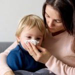 Gdy mąż lub żona nie pracują, drugi rodzic zwykle nie może wziąć zwolnienia na dziecko.