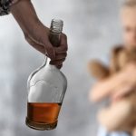 Syndrom DDA dotyczy dorosłych, którzy wychowywali się w rodzinie z występującym problemem alkoholowym.