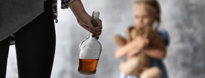 Syndrom DDA dotyczy dorosłych, którzy wychowywali się w rodzinie z występującym problemem alkoholowym.