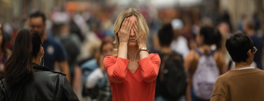 Derealizacja – czym jest? Przyczyny i objawy