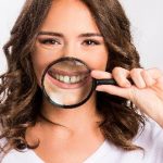 Diastema jest dla niektórych oznaką atrakcyjności. Inni decydują się na jej usunięcie.