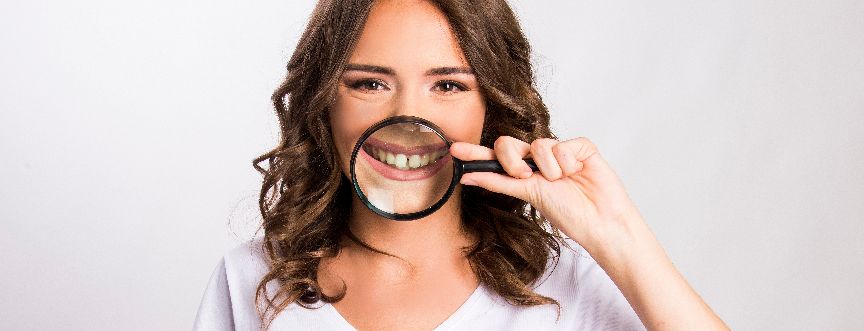 Diastema – co to jest? Jak wygląda leczenie szpary między zębami?