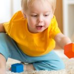 Dziecko z dyspraksją może mieć problemy z wykonywaniem czynności precyzyjnych.