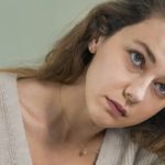 kobieta podpiera ręką głowę, cierpi na dystymię – łagodne zaburzenie nastroju