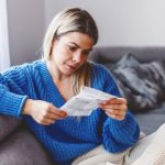 kobieta czyta ulotkę leku, może u niej wystąpić efekt nocebo