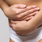 Objawami endometriozy są m.in. obfite miesiączki, bóle brzucha i obniżona płodność.
