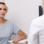 kobieta na konsultacji lekarskiej u endokrynologa, podejrzewa u siebie hiperandrogenizm