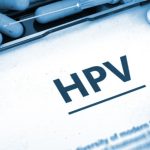HPV, inaczej wirus brodawczaka ludzkiego, może wywoływać łagodne zmiany skórne lub nowotwory u kobiet i mężczyzn.