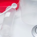 Badanie kalprotektyny wymaga dostarczenia próbki kału do laboratorium.