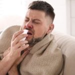 Katar bakteryjny może trwać dłużej niż katar o podłożu wirusowym.