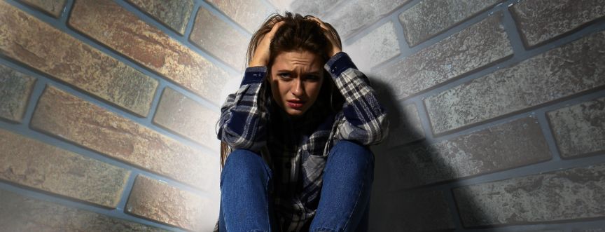 Klaustrofobia – na czym polega, jak sobie z nią radzić? Objawy i leczenie