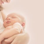 Niemowlę w ramionach matki - kolka u niemowlaka