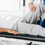 Zwolnienie na czas rehabilitacji wystawia lekarz, biorąc pod uwagę stan zdrowia pacjenta.