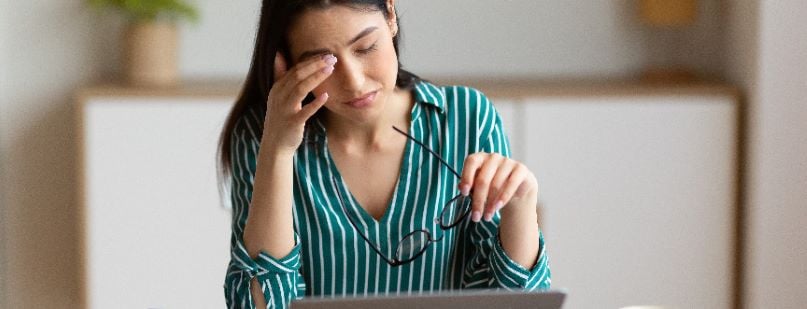 Męty w oku – przyczyny. Skąd się biorą męty w oczach i jak je leczyć?