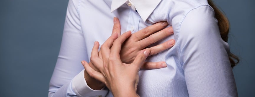 Neuralgia międzyżebrowa objawia się silnym, nagłym bólem w klatce piersiowej.