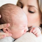 matka trzyma na rękach płaczące niemowlę z nietolerancją laktozy