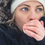 Objaw Raynauda objawia się najczęściej na palcach dłoni i stóp.