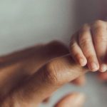 Objaw zachodzącego słońca widoczny jest wtedy, kiedy gdy tęczówka oka pozostaje częściowo ukryta pod dolną powieką, natomiast twardówka jest widoczna ponad tęczówką.